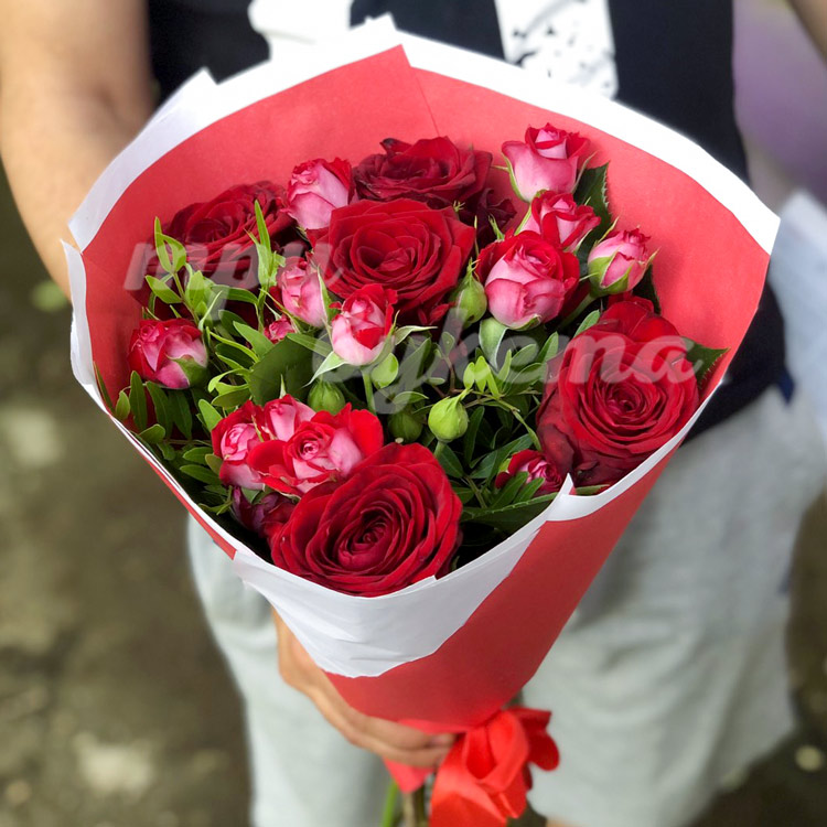 Букет из 5 роз (крупный план)