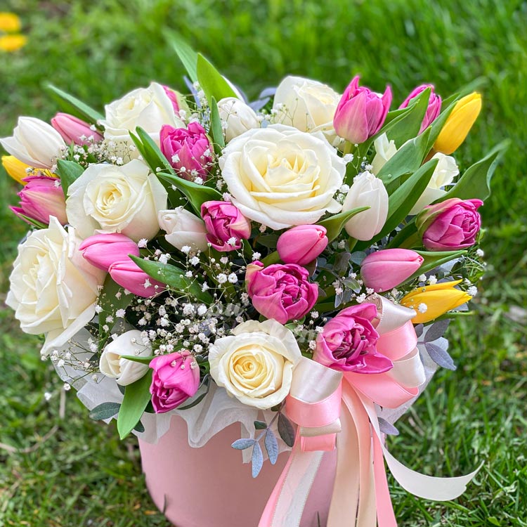 Розы и тюльпаны в коробке (на фоне травы)