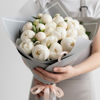 25 белых пионов в сером крафте