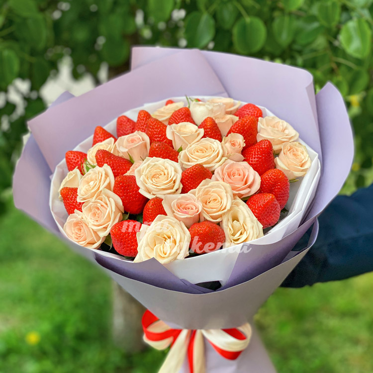 Белые розы и клубника в крафте (на фоне зелени)