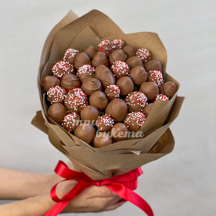 Крафт букет с клубникой в шоколаде