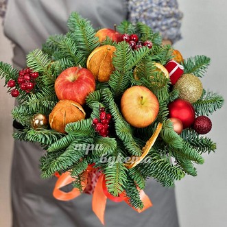 Хвойный букет из мандаринов и яблок