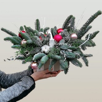 Ящичек хвойных веток на Новый год Ящичек хвойных веток на Новый год