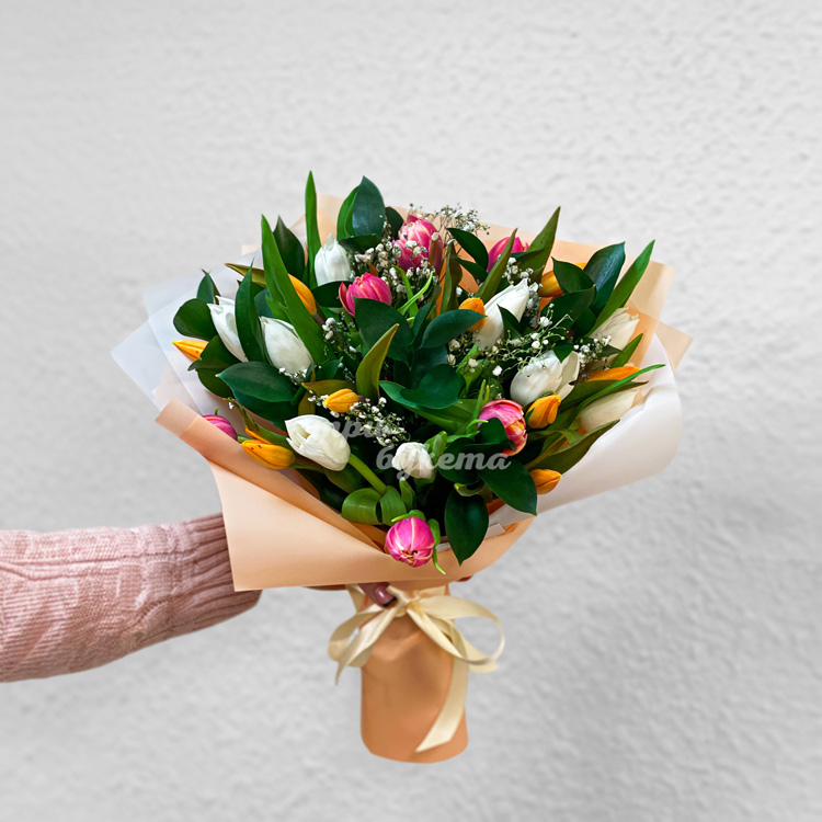 Букет из 27 разноцветных тюльпанов