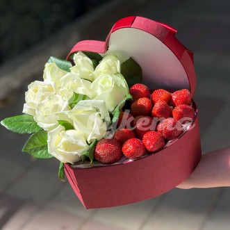 Композиция из клубники и белых роз Композиция из клубники и белых роз