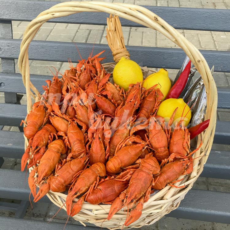 Раки и лимоны в корзине (на скамейке)