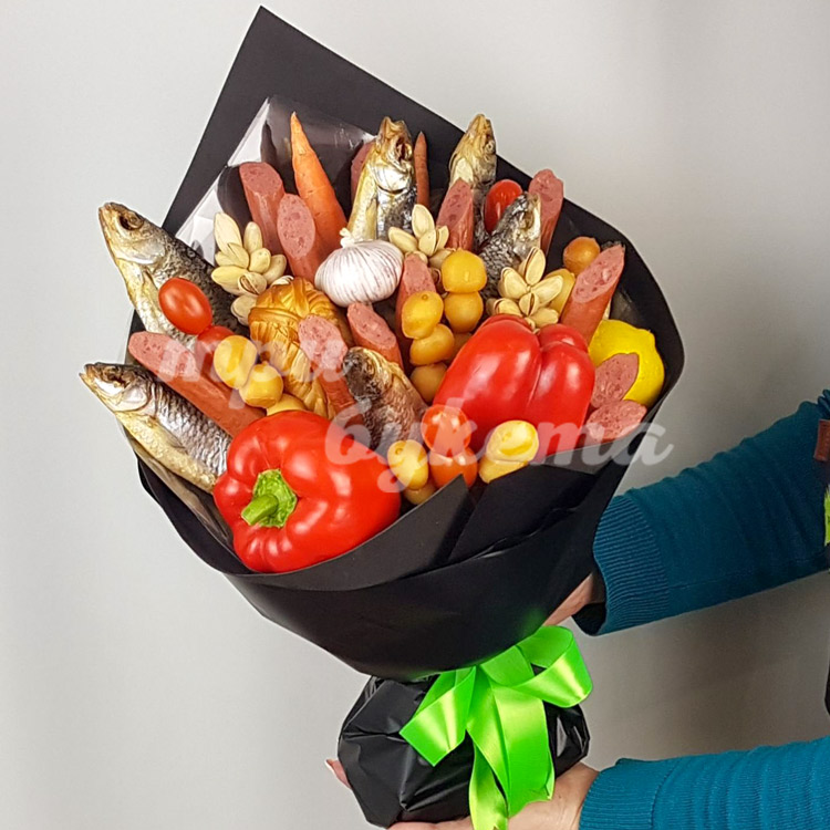 Букет из вяленой рыбы и колбасы (в руках)