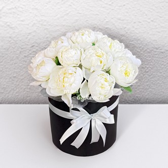 17 белых пионов в шляпной коробке