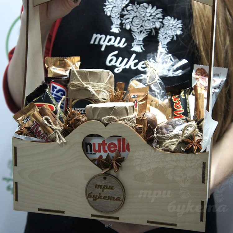 Ящик с кофе и сладостями (вид вблизи)