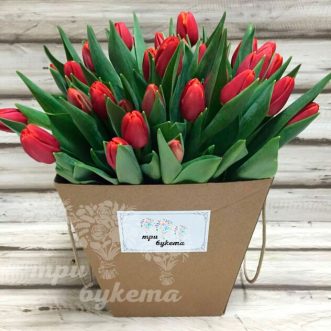 25 тюльпанов в коробке