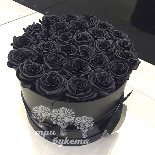 Купить букет из 28 черных роз в шляпной коробке в Казани