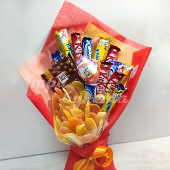 Подарочная корзина шоколадных батончиков и конфет