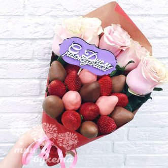 Букет из 20 ягод клубники и роз