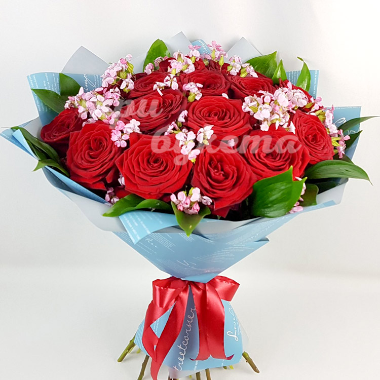 Букет из 19 красных роз (крупный план)