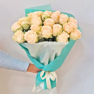 Букет из 23 кремовых роз
