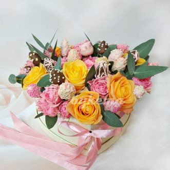 Композиция роз и клубники в шоколаде