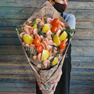 Креветки, лимон и помидоры в крафте Креветки, лимон и помидоры в крафте