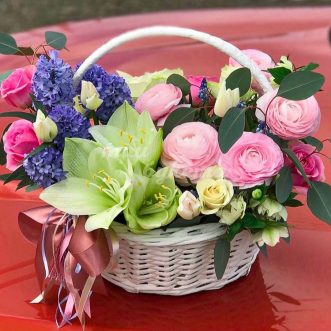 Амариллисы и ранункулюсы в корзине