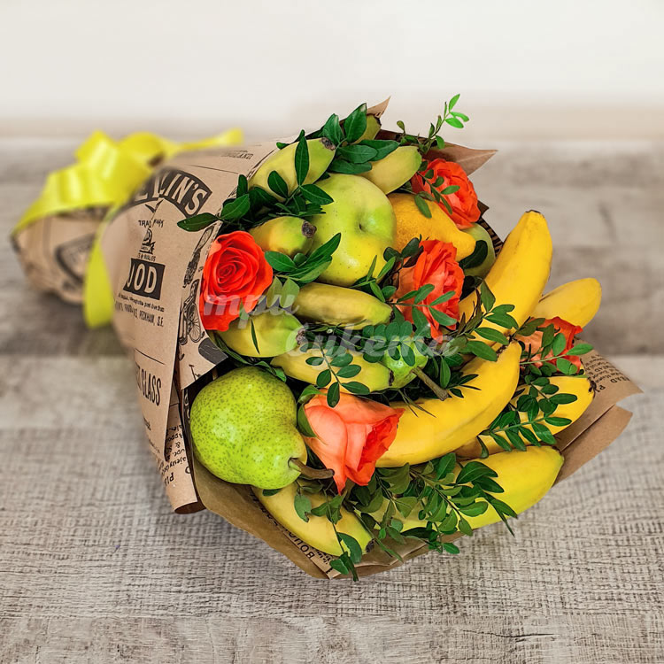 Букет из бананов, яблок, груш и роз (вид сверху)