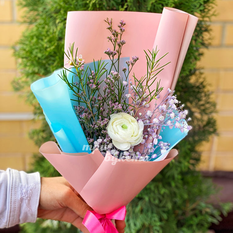 Мини-букет из белого ранункулюса (на фоне кипариса)