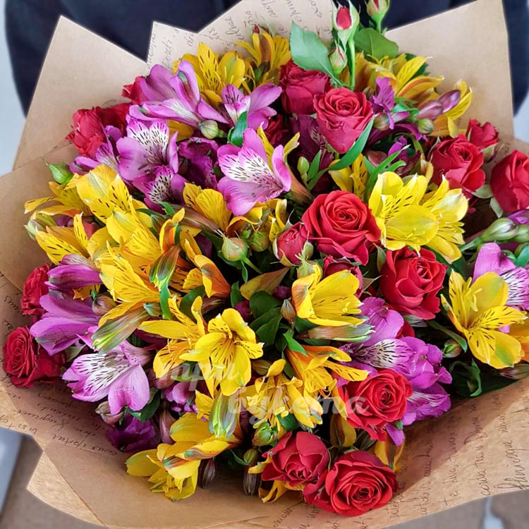 Букет ярких альстромерий и роз (крупный план)
