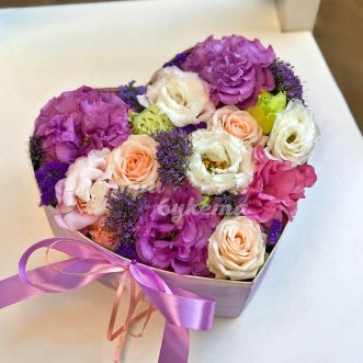 Эустомы и трахелиум в коробке