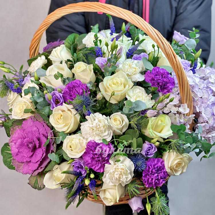 Большая корзина роз с гвоздиками (крупный план)