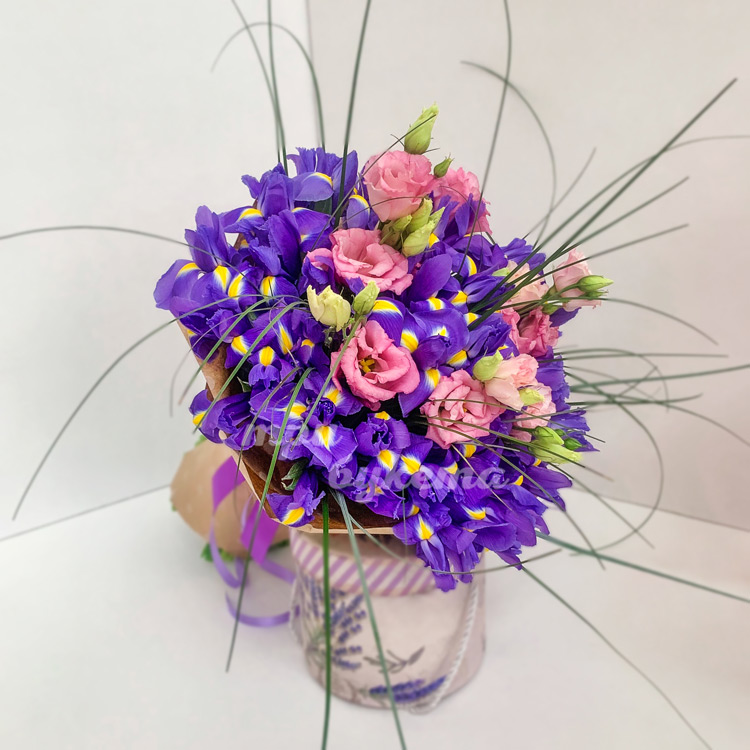 Букет из 25 ирисов и 5 эустом