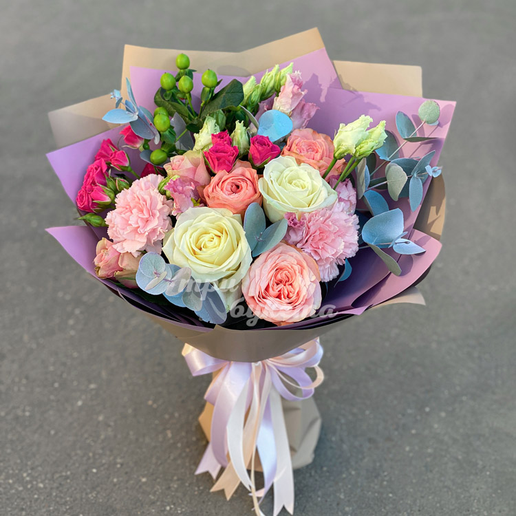 Букет из эустом, гвоздик и роз