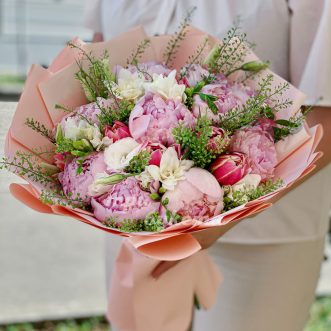 Букет из пионов, фрезий и тюльпанов