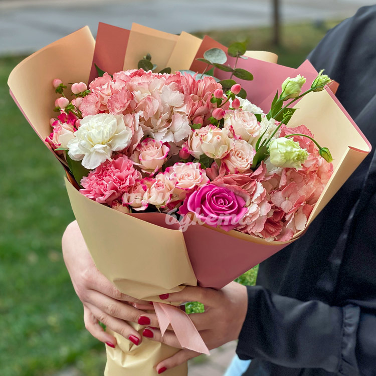 Букет персиковых гортензий и роз (крупный план)