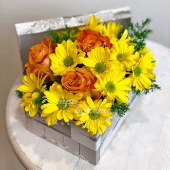 Коробка из 3 куст. хризантем и 3 роз