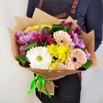 Разноцветные хризантемы и герберы