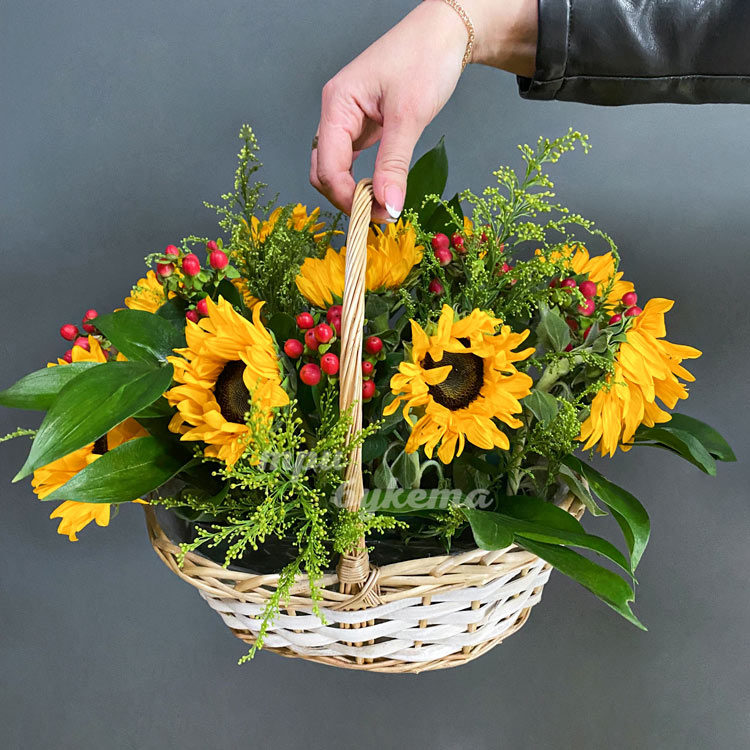 Корзинка с подсолнухами и зеленью
