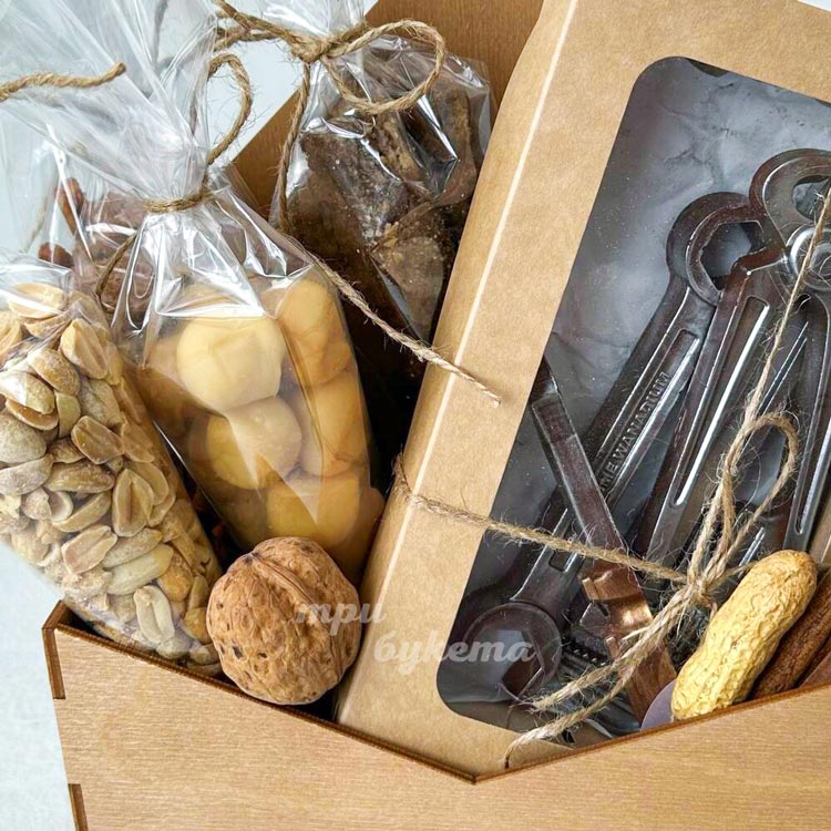 Конверт на 23 февраля с шок. инструментами (крупный план)