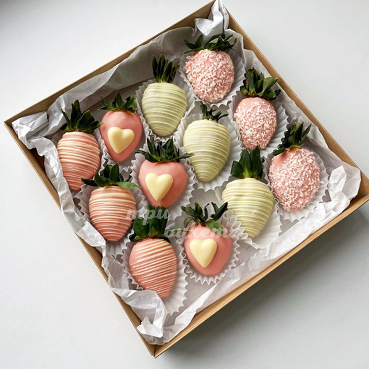 Набор 12 клубник в шоколаде с розами (вид сверху)