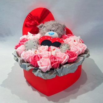 Красные мыльные розы с мишкой в коробке