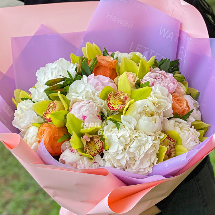 Яркий букет орхидей, гортензий и пионов (крупный план)