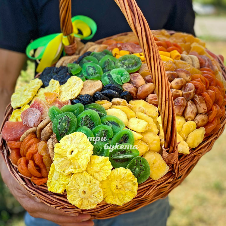 Большая корзина цукатов и сухофруктов (вид сверху)