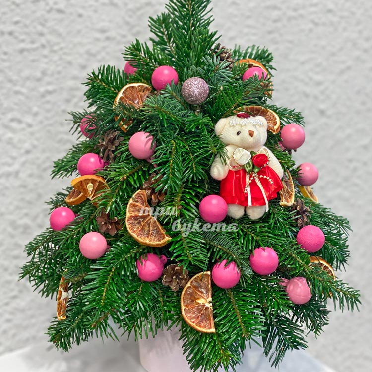 Елочка настольная с розовыми шарами (крупный план)