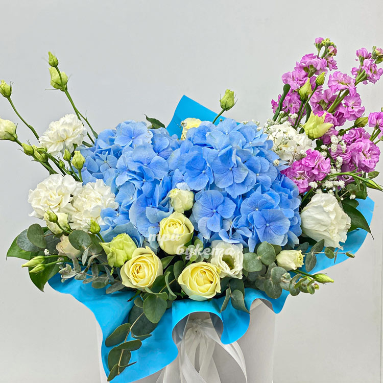 Гортензии, маттиолы и эустомы в коробке (крупный план)