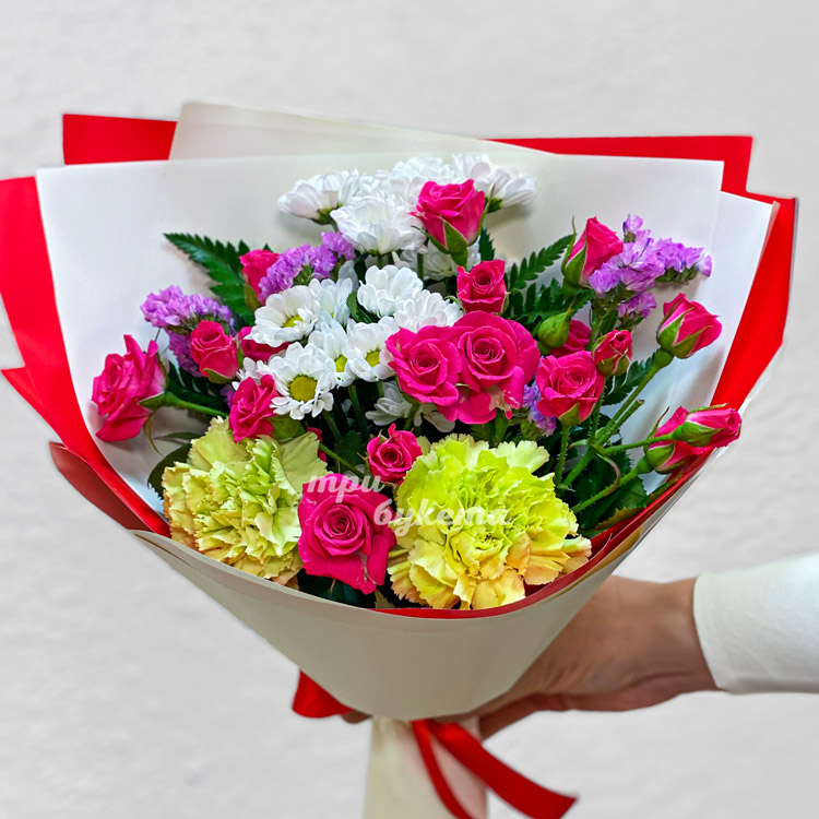 Букет зеленых гвоздик и розовых роз (крупный план)