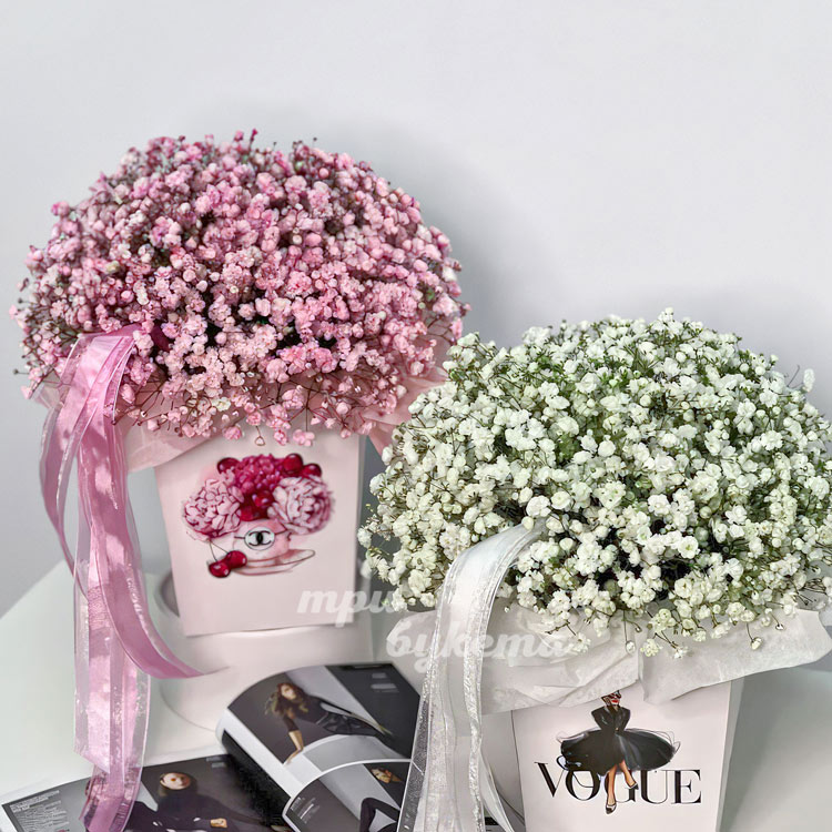 Композиция на 8 марта из гипсофилы (крупный план)