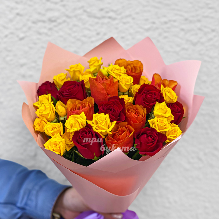 Букет желтых, красных и оранжевых роз (крупный план)