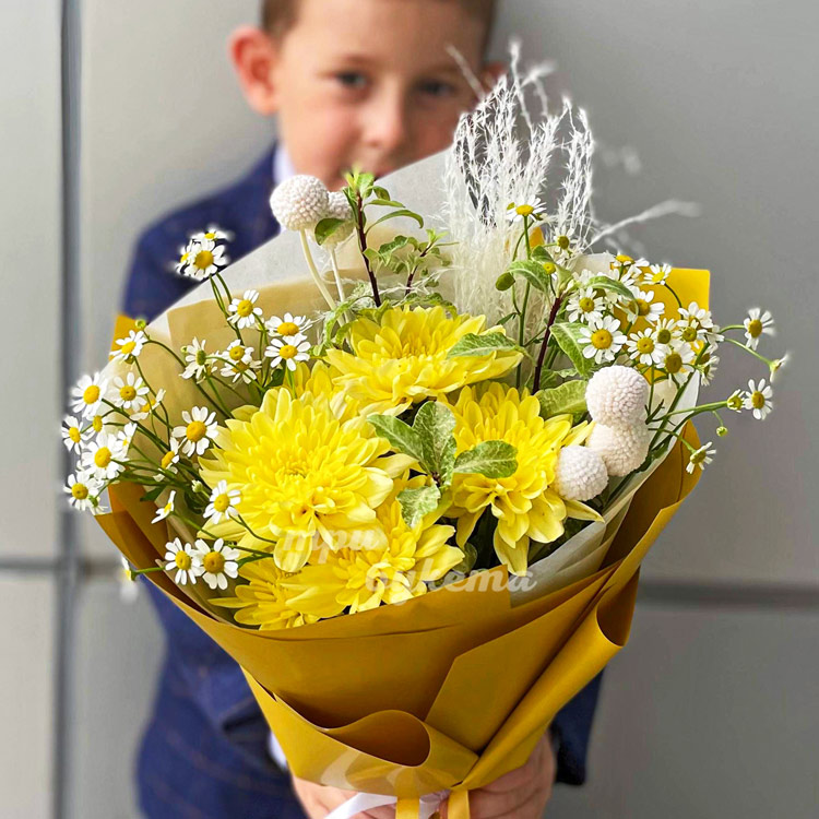 Букет хризантем и ромашек на 1 сентября (крупный план)