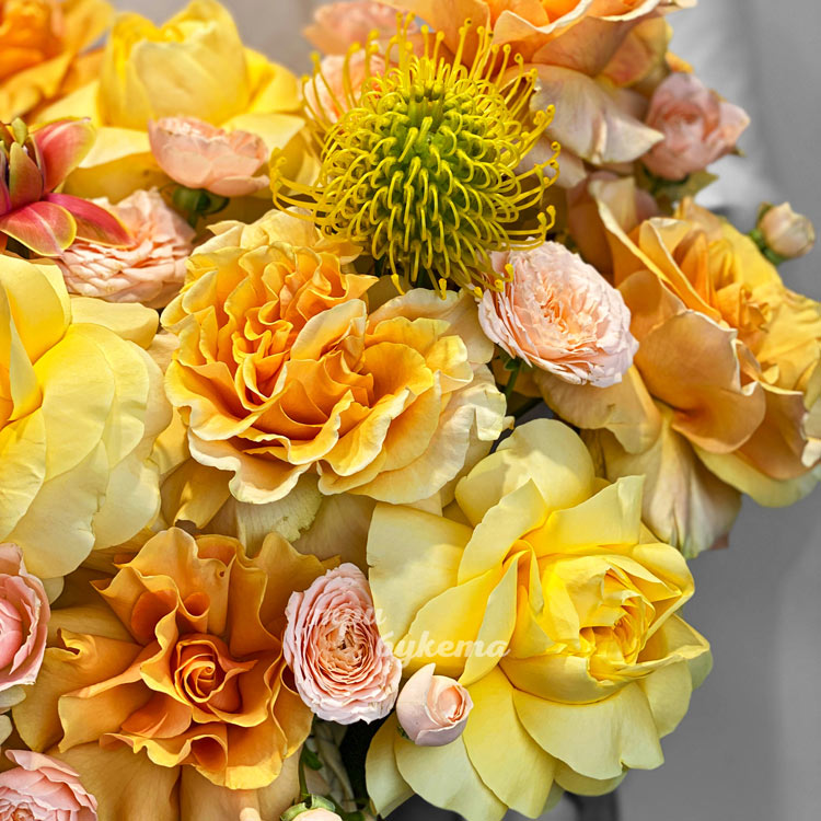 Коробка желтых французских роз с тюльпанами (крупный план-3)