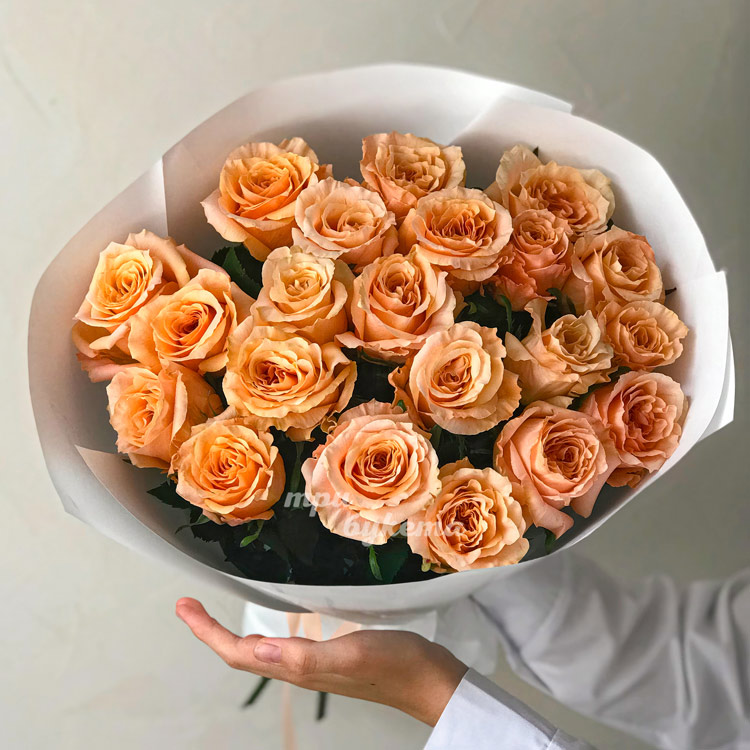 Букет из 21 персиковой розы Шиммер (крупный план)