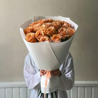 Букет из 21 персиковой розы Шиммер Букет из 21 персиковой розы Шиммер