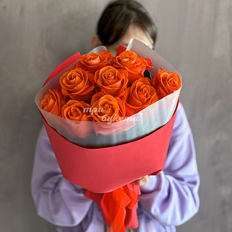 Букет из 9 оранжевых роз Эквадор (в руках флориста)