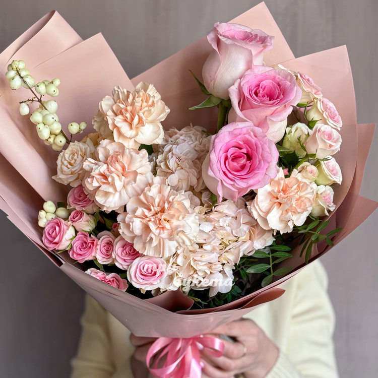 Розовые розы и персиковые диантусы в букете (крупный план)